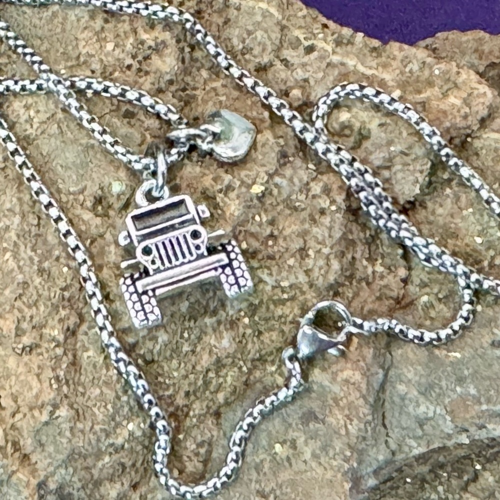 ***NEW*** Fun necklace for the 4x4 Off-Road Lover!